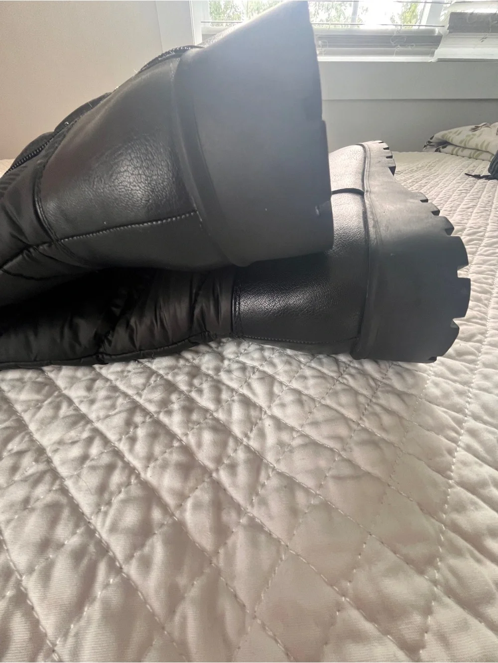 G.H. Bass & Co. Women's Black Quilted Winter Boots with Faux Fur Trim. Size 9